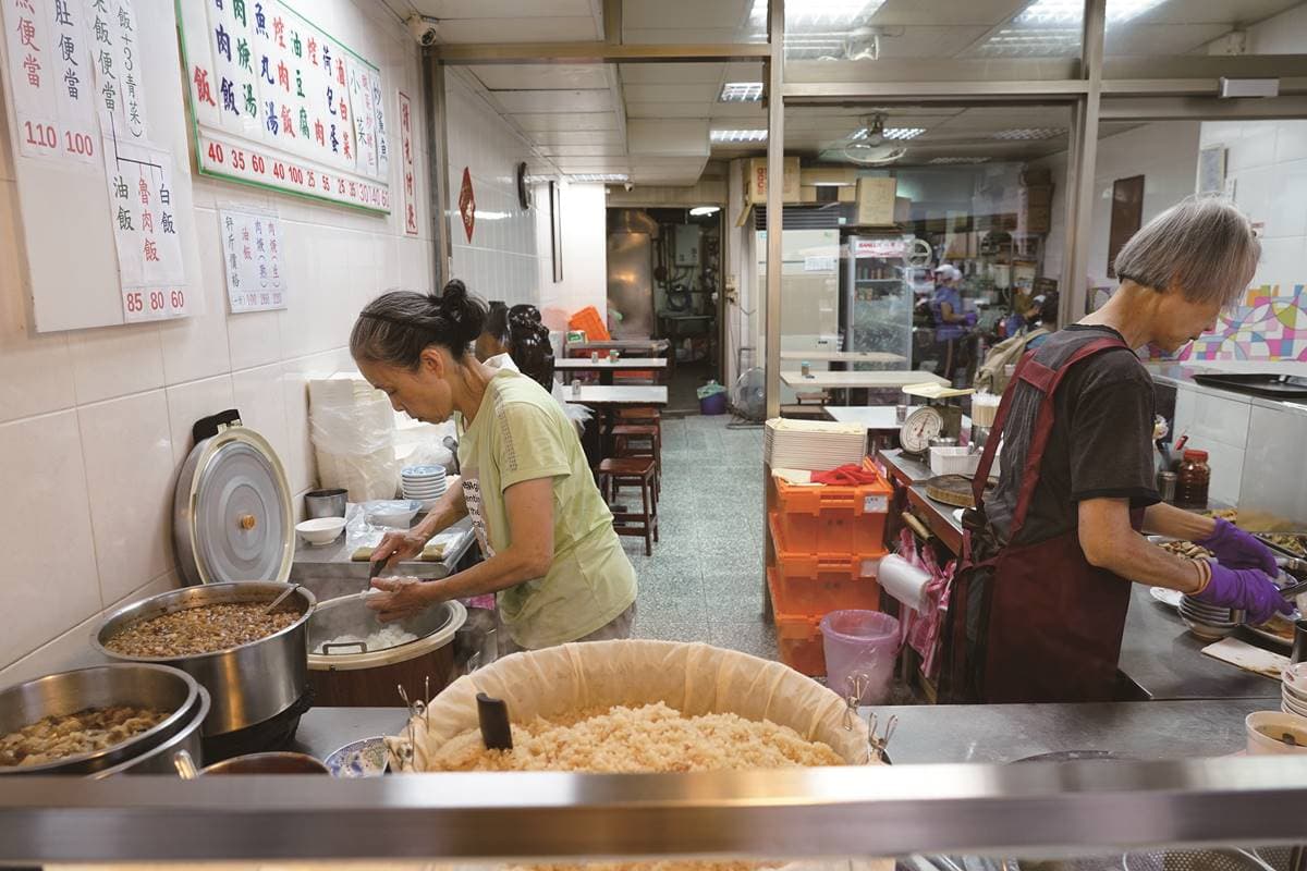 號稱「油飯界頭牌」！大稻埕神級早餐，老饕必點荷包蛋配油飯「台味丼飯」