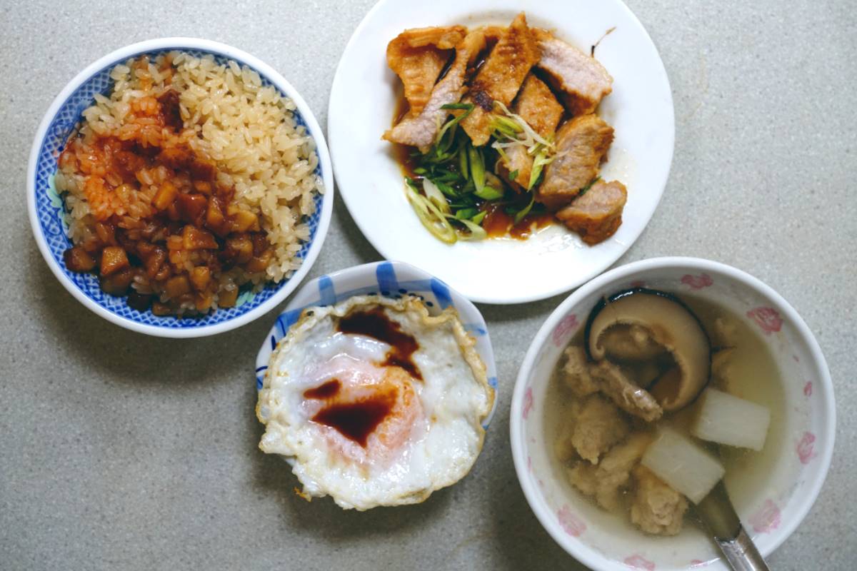 號稱「油飯界頭牌」！大稻埕神級早餐，老饕必點荷包蛋配油飯「台味丼飯」