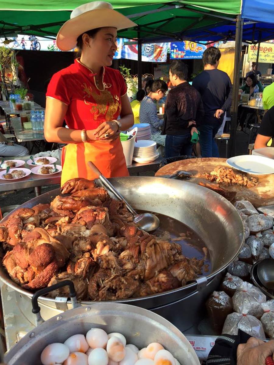 清邁夜市人氣小吃！當地人認證最好吃「鳳飛飛豬腳飯」，連美食家波登都認可