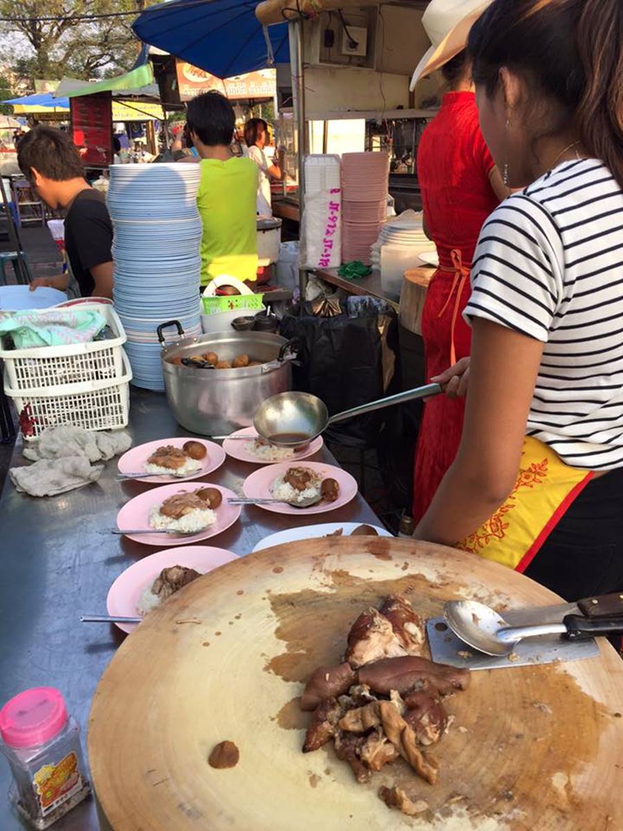 清邁夜市人氣小吃！當地人認證最好吃「鳳飛飛豬腳飯」，連美食家波登都認可