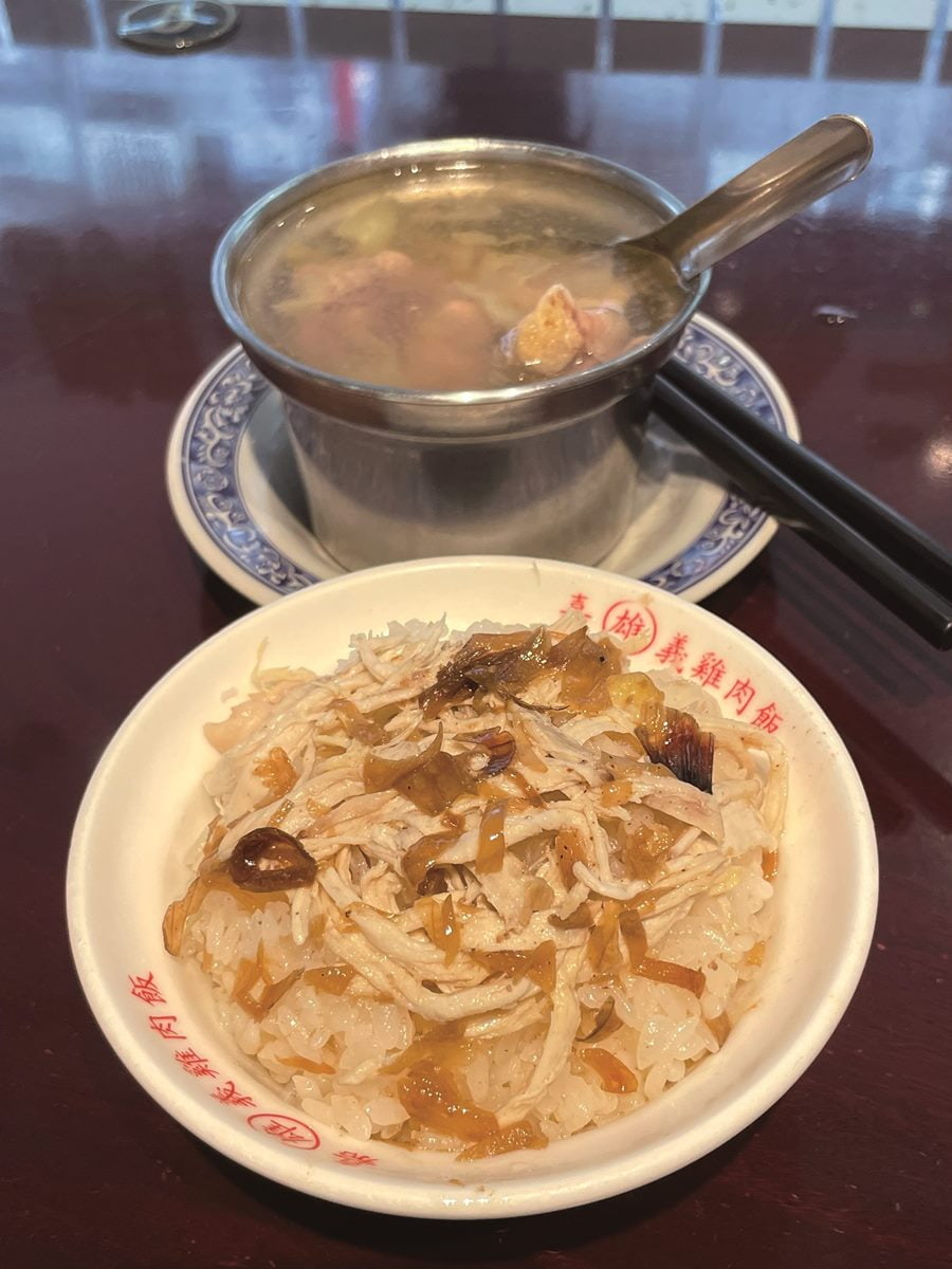 超人氣50年老店！延三夜市必吃神級「古早味雞肉飯」，老饕必加「脆嫩豬腰」