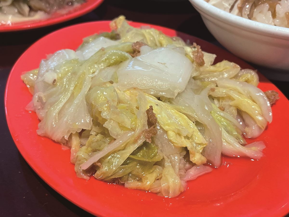 超人氣50年老店！延三夜市必吃神級「古早味雞肉飯」，老饕必加「脆嫩豬腰」