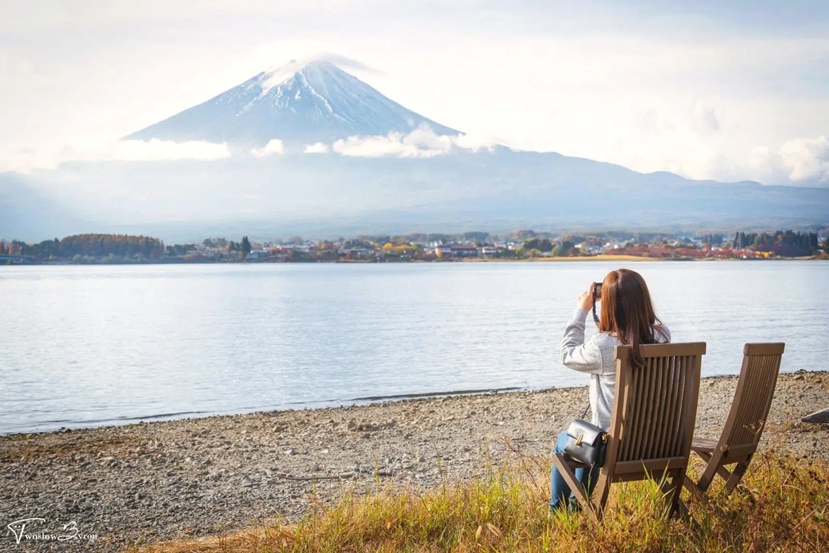 窗外就是富士山！開箱河口湖最貴溫泉旅館，楓葉迴廊過馬路就到