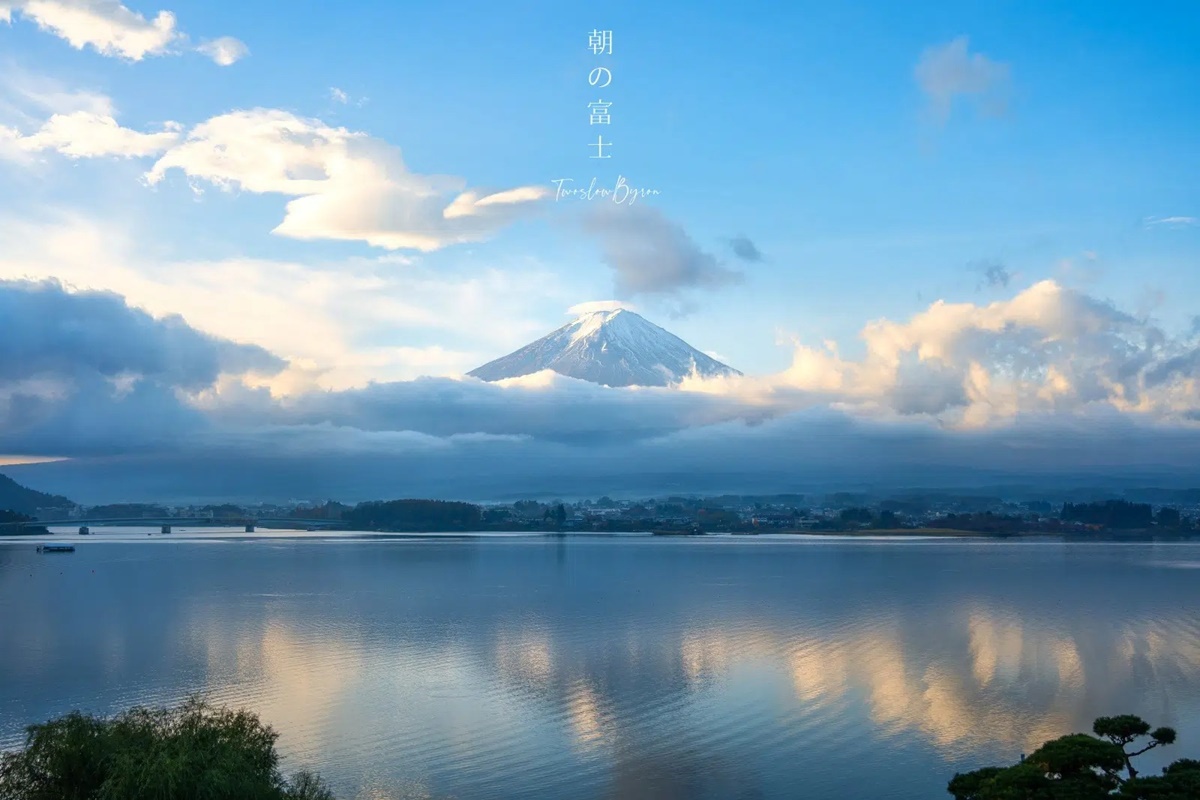 窗外就是富士山！開箱河口湖最貴溫泉旅館，楓葉迴廊過馬路就到