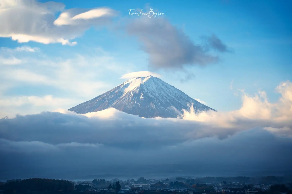 窗外就是富士山！開箱河口湖最貴溫泉旅館，楓葉迴廊過馬路就到