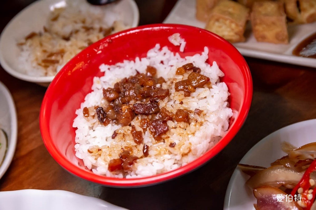 桃園人激推「銷魂廣式燒鵝」！皮脆肉嫩又多汁，超經典「韭菜炒鵝腸」也必吃