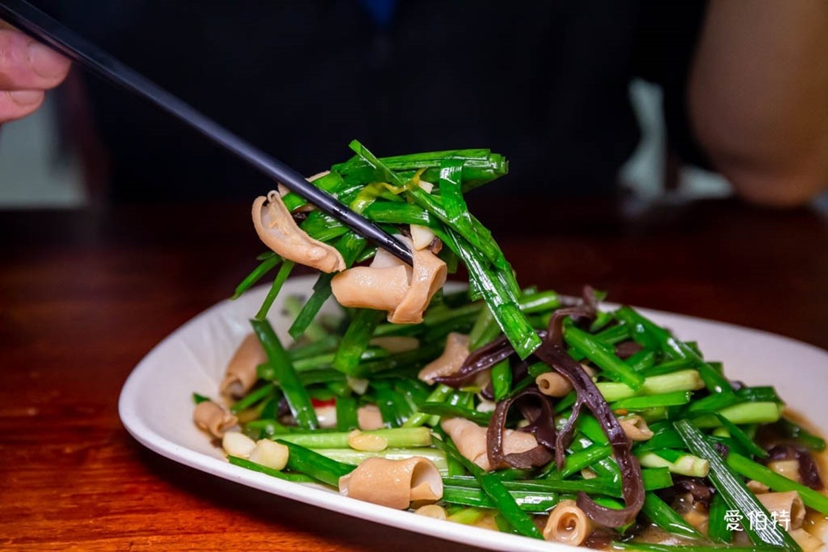 桃園人激推「銷魂廣式燒鵝」！皮脆肉嫩又多汁，超經典「韭菜炒鵝腸」也必吃