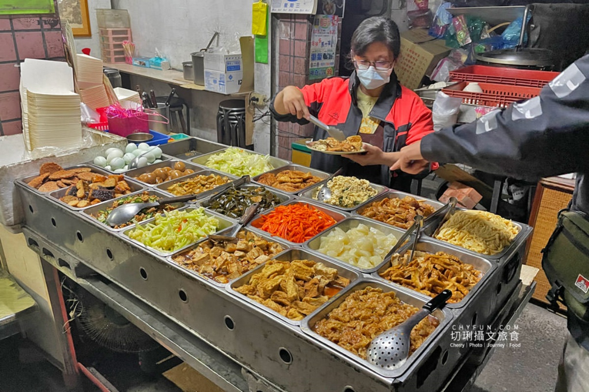 每道菜只要５元起！高雄最佛心「宵夜食堂」藏市場，半夜３點開賣依然大排隊