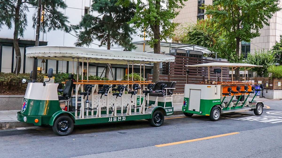 騎著多人腳踏車夜遊首爾，是韓國新潮的旅遊方式。（圖片來源：加小菲愛碎碎念）