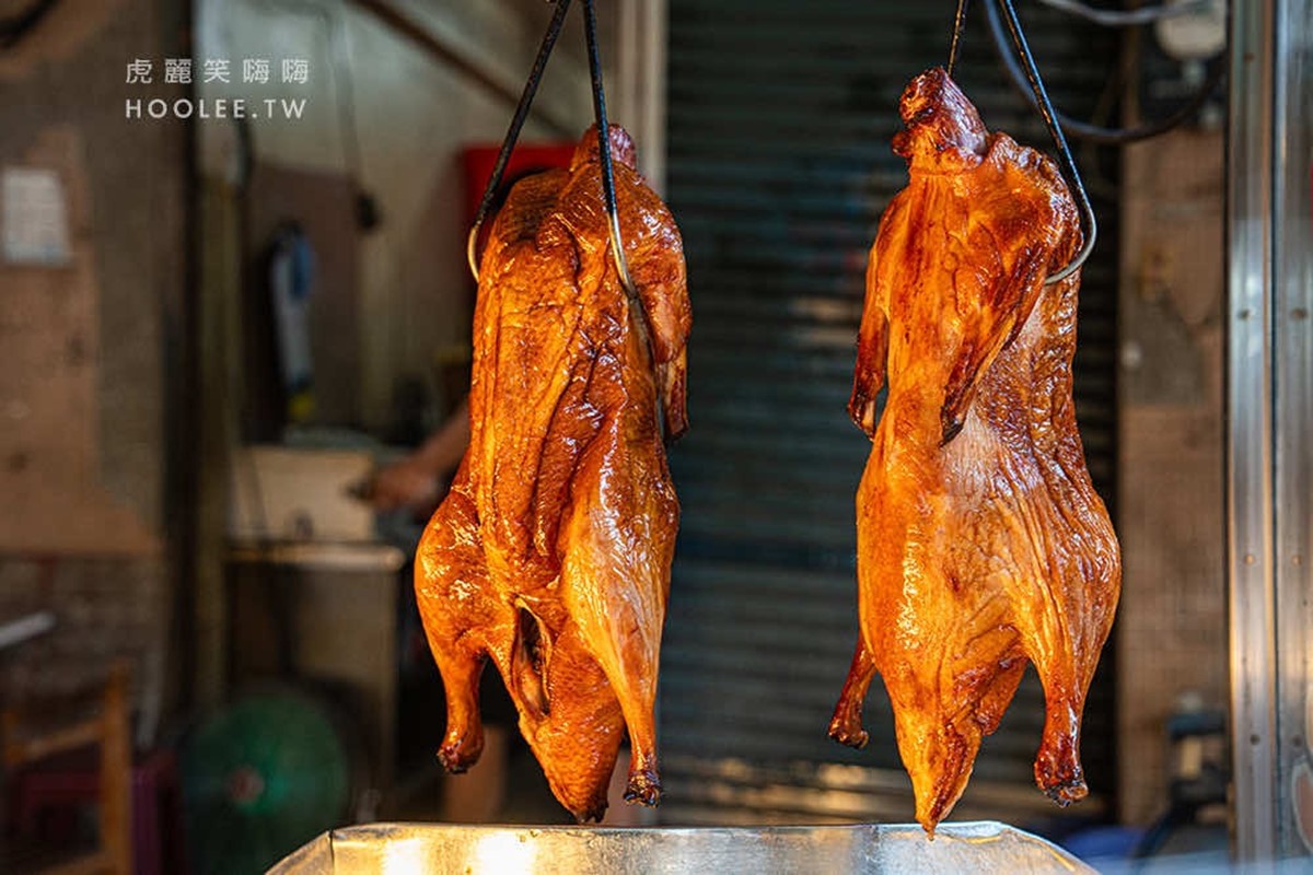 市場熱賣40年！老字號「黃金烤鴨」油亮鮮嫩超多汁，必加獨門中藥粉更銷魂