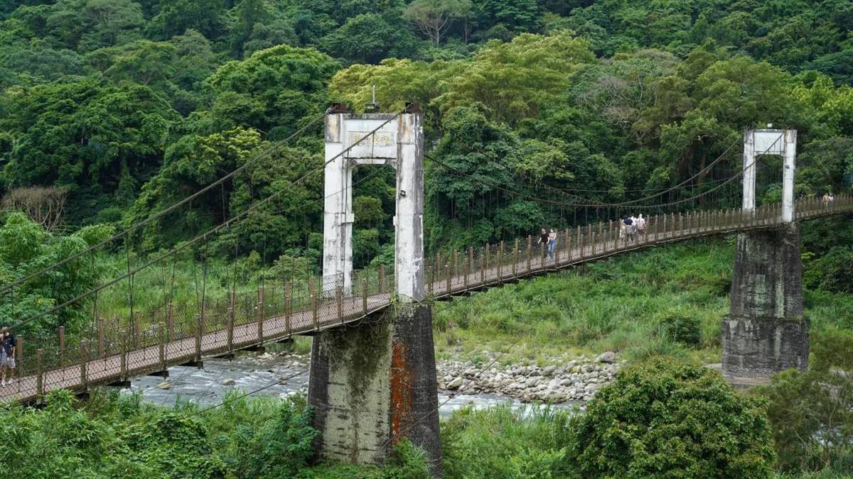 內灣吊橋擁有雙橋墩的特殊構造。（圖片來源：Kiwi 樂活食旅）