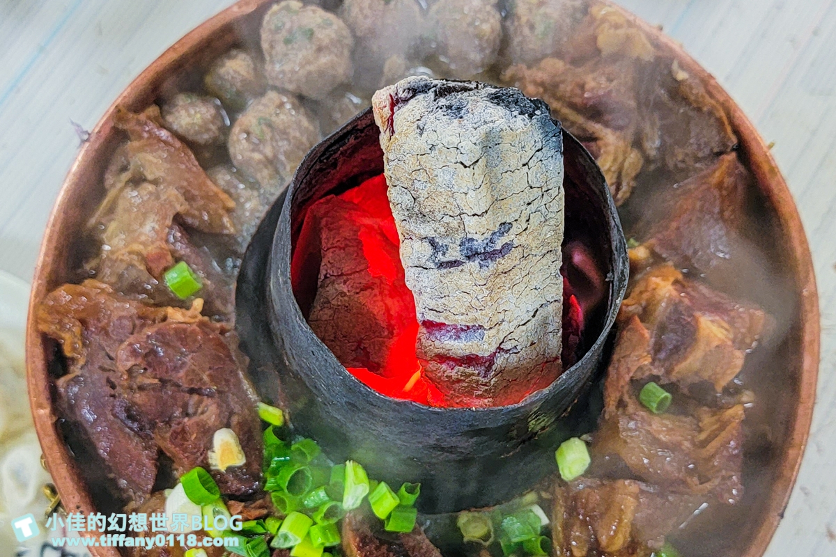 台中最強「爆量牛肉鍋」！牛肉塊、蔥肉丸滿到炸出，在地人瘋排隊開店就客滿