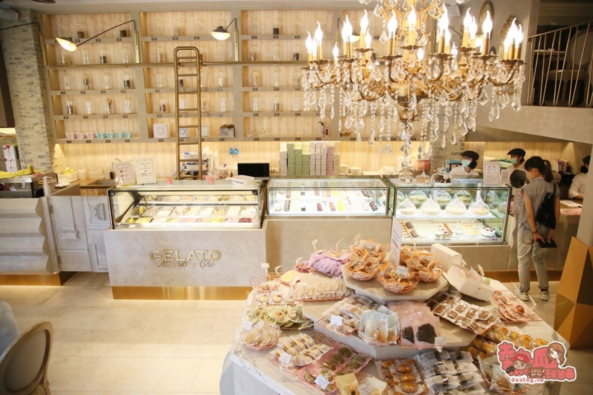 街邊驚見「巨大聖誕老公公」翻牆中！佛心價法式甜點藏在這，蛋糕60元起爽吃