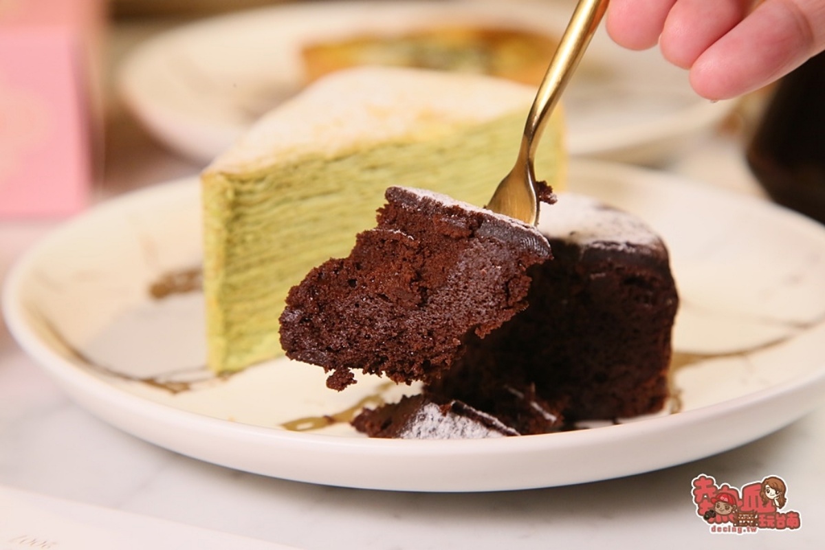 街邊驚見「巨大聖誕老公公」翻牆中！佛心價法式甜點藏在這，蛋糕60元起爽吃