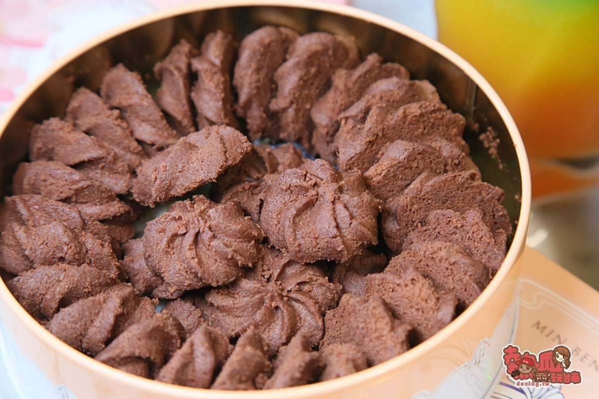 街邊驚見「巨大聖誕老公公」翻牆中！佛心價法式甜點藏在這，蛋糕60元起爽吃