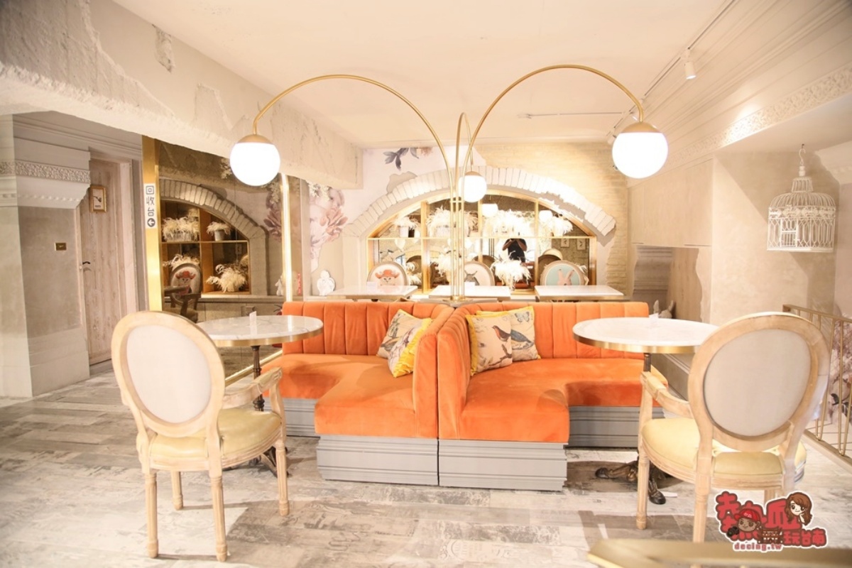 街邊驚見「巨大聖誕老公公」翻牆中！佛心價法式甜點藏在這，蛋糕60元起爽吃