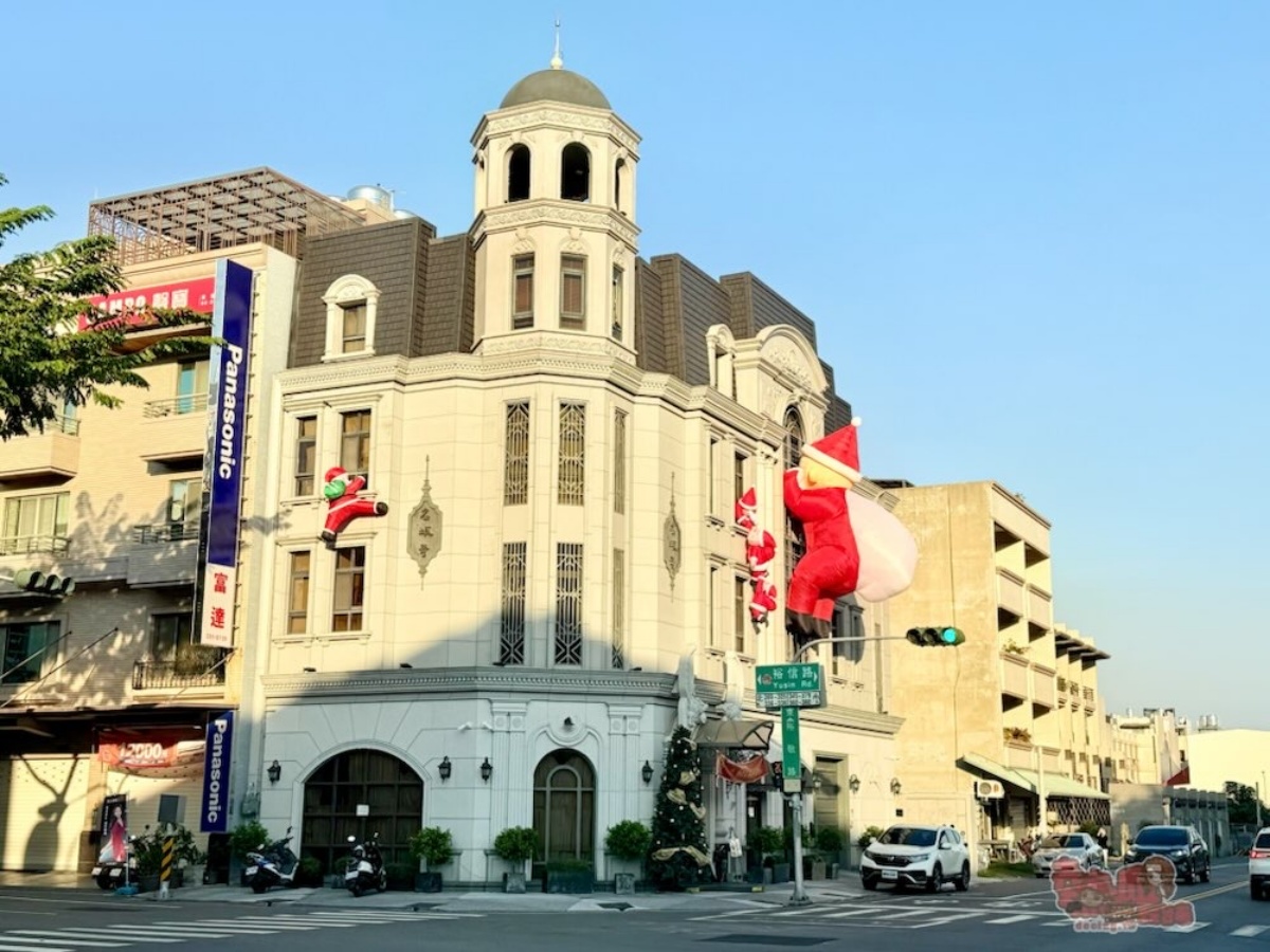 街邊驚見「巨大聖誕老公公」翻牆中！佛心價法式甜點藏在這，蛋糕60元起爽吃