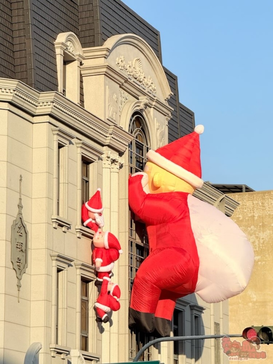 街邊驚見「巨大聖誕老公公」翻牆中！佛心價法式甜點藏在這，蛋糕60元起爽吃