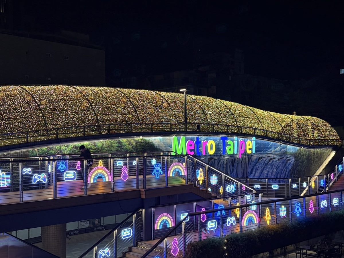 台北最美燈海樂園！餐車、美食聖誕市集免費逛，還能打卡４公尺巨型藍鯨