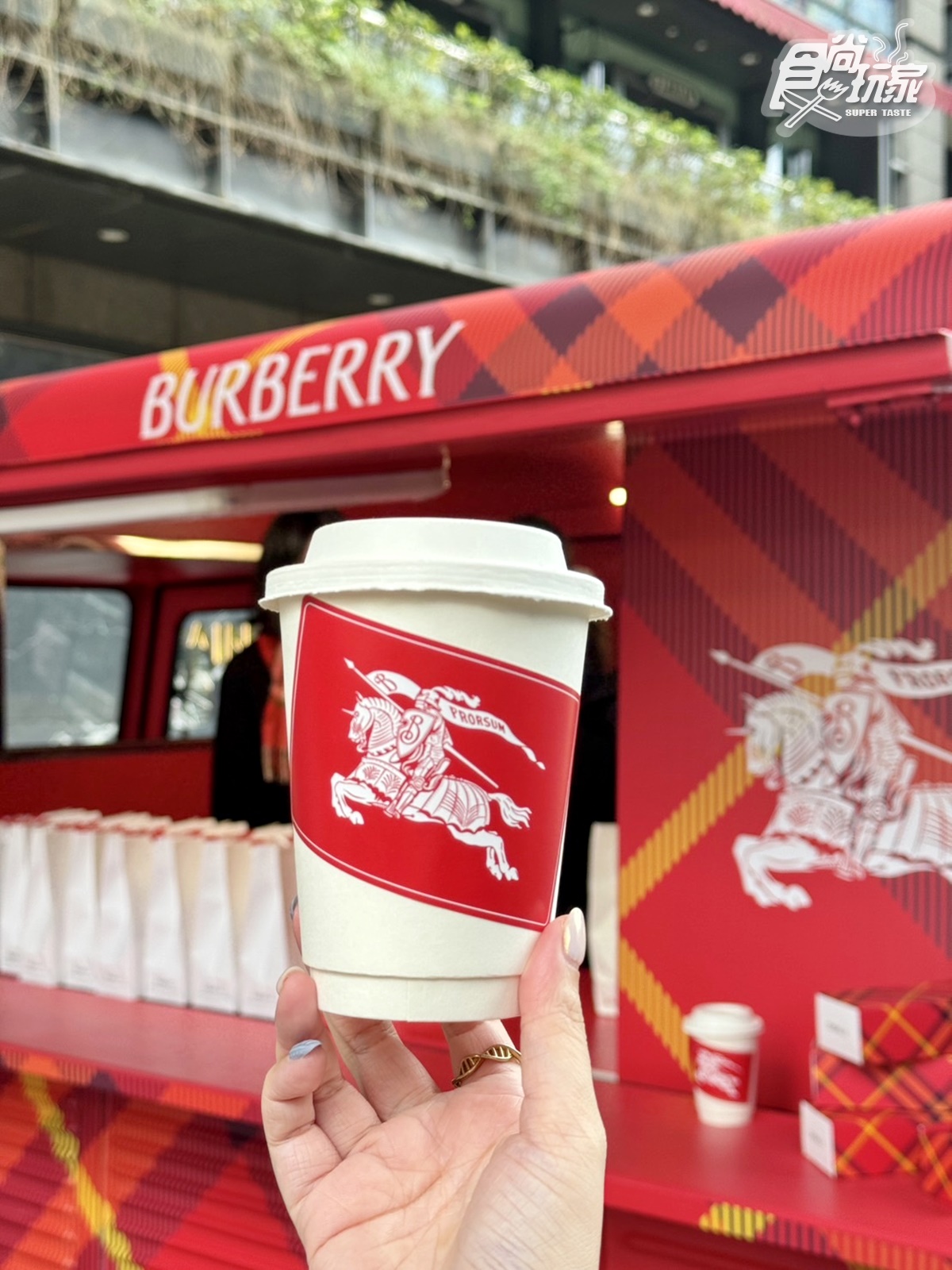 最強「焦糖起司蛋糕」快閃信義！「承繼ｘBurberry」最美聖誕餐車，免費送熱飲