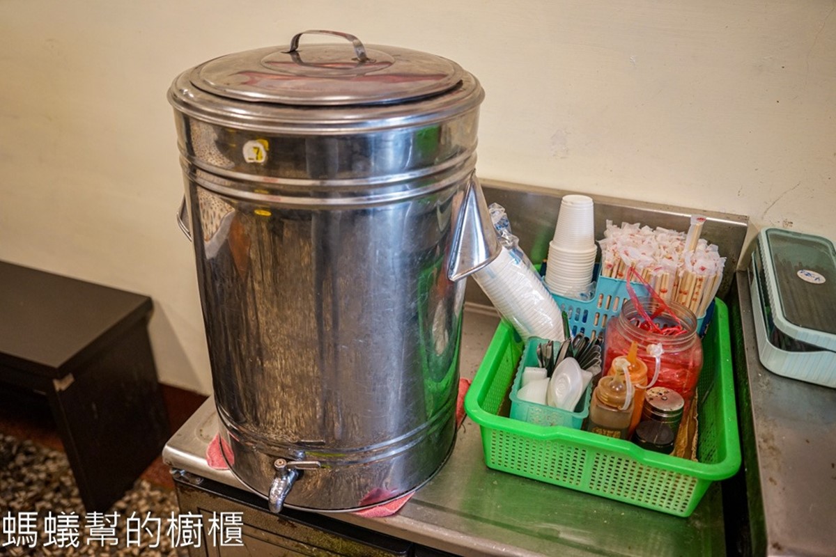 內用免費喝飲料!在地人激推「彩色臭豆腐」香酥唰嘴,15元滿料豬血湯太佛心 內用免費喝飲料!在地人激推「彩色臭豆腐」香酥唰嘴,15元滿料豬血湯太佛心