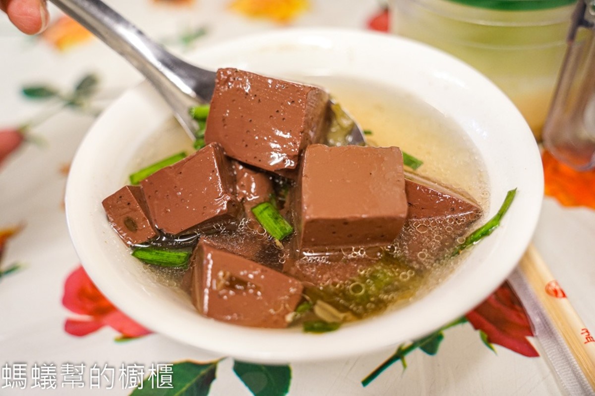 內用免費喝飲料!在地人激推「彩色臭豆腐」香酥唰嘴,15元滿料豬血湯太佛心 內用免費喝飲料!在地人激推「彩色臭豆腐」香酥唰嘴,15元滿料豬血湯太佛心