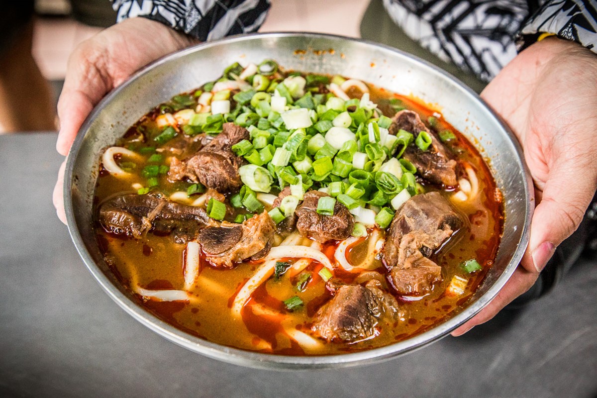 免費加湯、加麵吃到撐!桃園「大碗公牛肉麵」24小時營業,湯頭香濃肉量多 免費加湯、加麵吃到撐!桃園「大碗公牛肉麵」24小時營業,湯頭香濃肉量多
