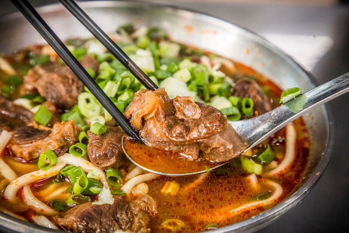 免費加湯、加麵吃到撐!桃園「大碗公牛肉麵」24小時營業,湯頭香濃肉量多 免費加湯、加麵吃到撐!桃園「大碗公牛肉麵」24小時營業,湯頭香濃肉量多