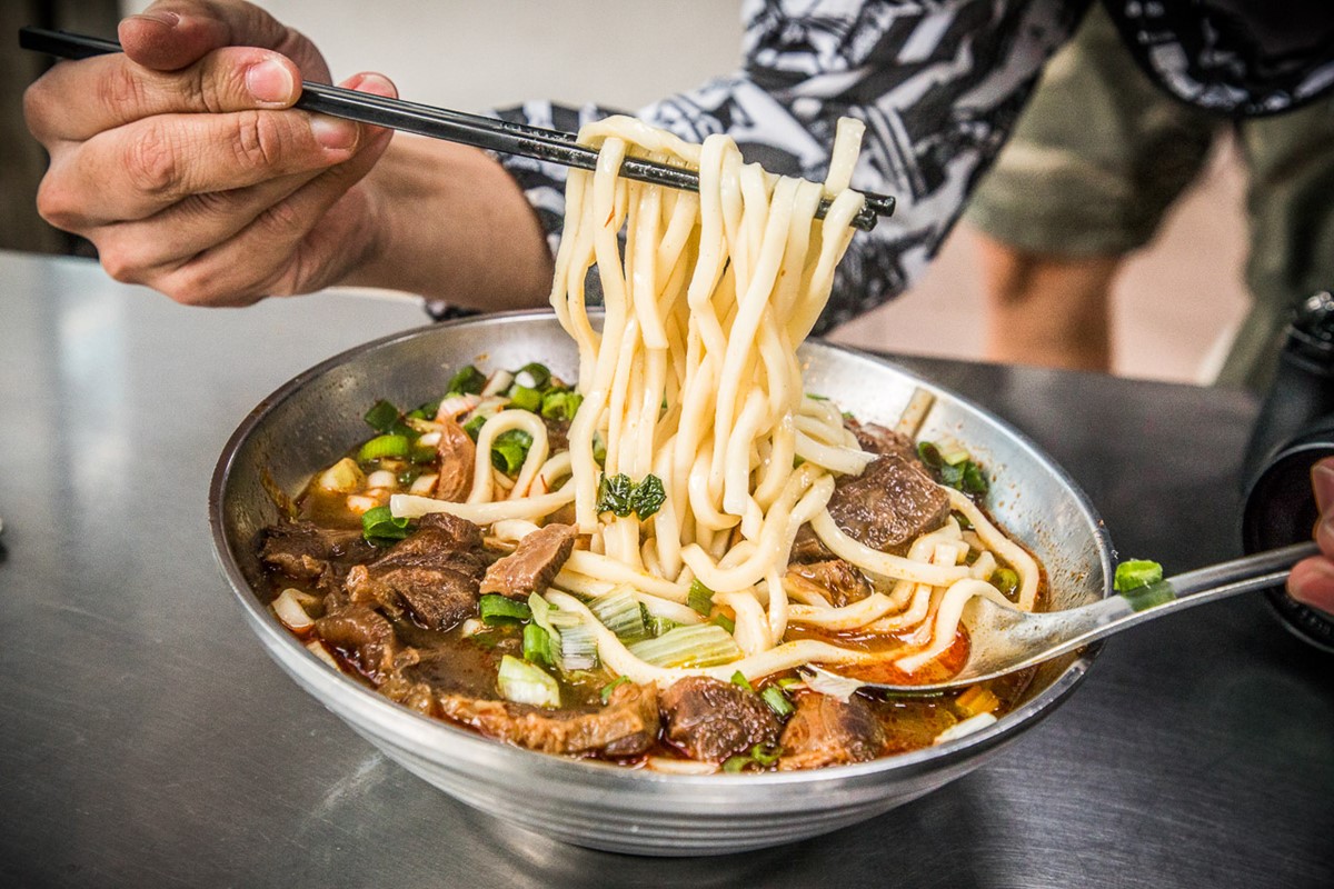 免費加湯、加麵吃到撐!桃園「大碗公牛肉麵」24小時營業,湯頭香濃肉量多 免費加湯、加麵吃到撐!桃園「大碗公牛肉麵」24小時營業,湯頭香濃肉量多
