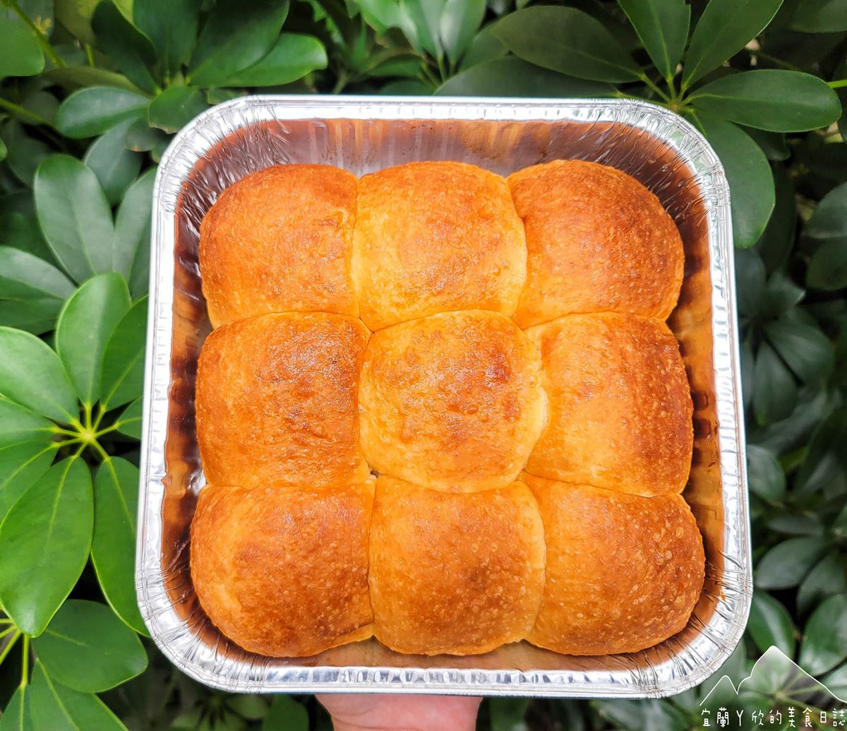 宜蘭最美伴手禮在這！期間限定「草莓餐包」登場，麵包塞入整隻烤雞有夠狂