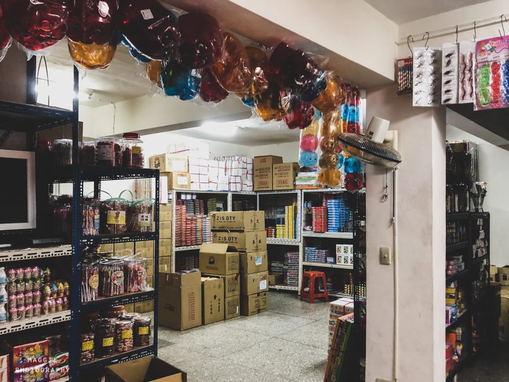 過年採買必逛!逾50年古早味零食玩具批發店超好買,抽抽樂、口紅糖通通有 過年採買必逛!逾50年古早味零食玩具批發店超好買,抽抽樂、口紅糖通通有