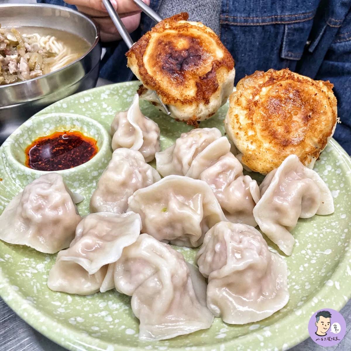 台南「巨無霸美食」麵館！煎餃、水餃每顆「拳頭大」，料理創意背後原因曝