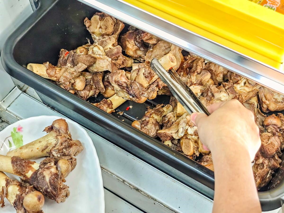 香菜、蒜苗無限加!桃園老字號「羊肉爐吃到飽」只要520元,爽嗑爆量羊大骨 香菜、蒜苗無限加!桃園老字號「羊肉爐吃到飽」只要520元,爽嗑爆量羊大骨