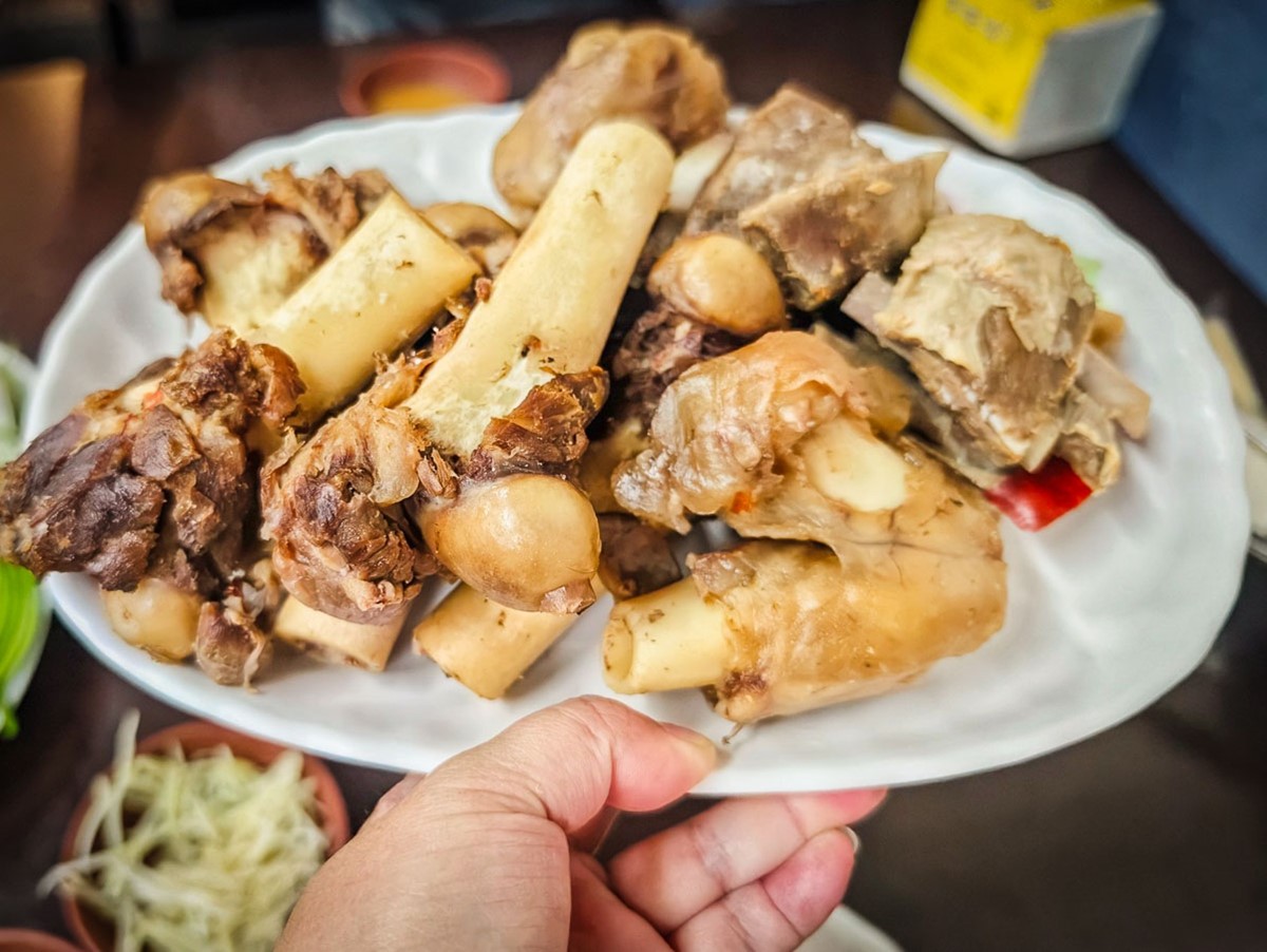 香菜、蒜苗無限加!桃園老字號「羊肉爐吃到飽」只要520元,爽嗑爆量羊大骨 香菜、蒜苗無限加!桃園老字號「羊肉爐吃到飽」只要520元,爽嗑爆量羊大骨
