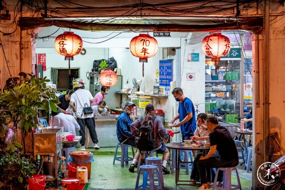 台南最強「擔仔麵」是這家！古早味肉燥湯頭鹹香鮮美，黃金烤魚卵50元爽吃