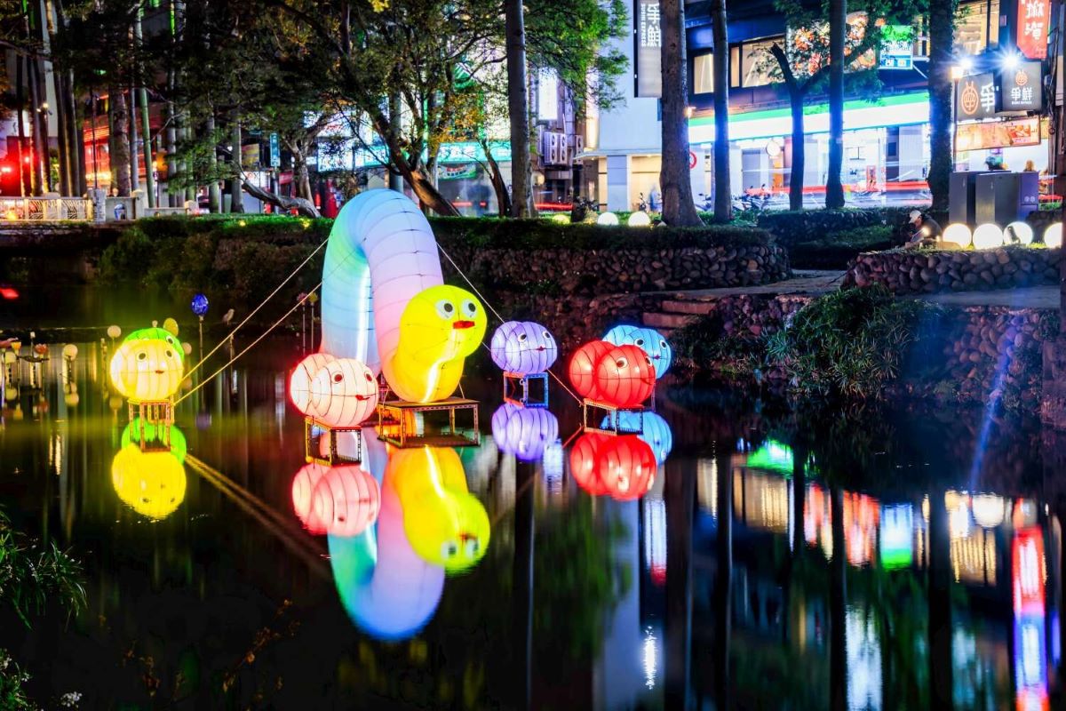 2025新竹市燈節開跑！代理市長點亮主燈「蛇彩繽紛」，邀民眾來竹市同樂過佳節