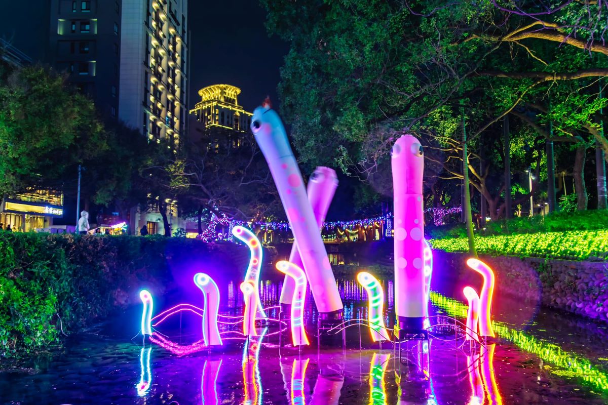 2025新竹市燈節開跑！代理市長點亮主燈「蛇彩繽紛」，邀民眾來竹市同樂過佳節