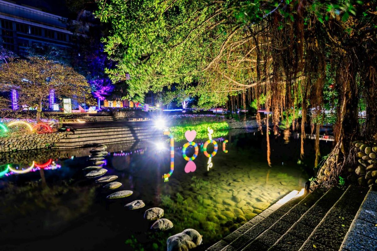 2025新竹市燈節開跑！代理市長點亮主燈「蛇彩繽紛」，邀民眾來竹市同樂過佳節