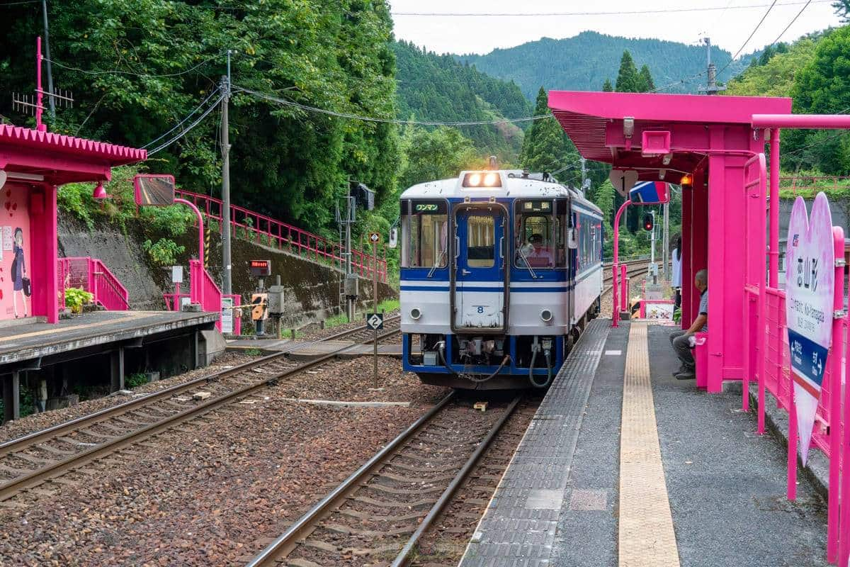 少女心大噴發！以戀愛為主題的「粉紅愛心車站」，結緣郵筒、繪馬牆IG爆紅