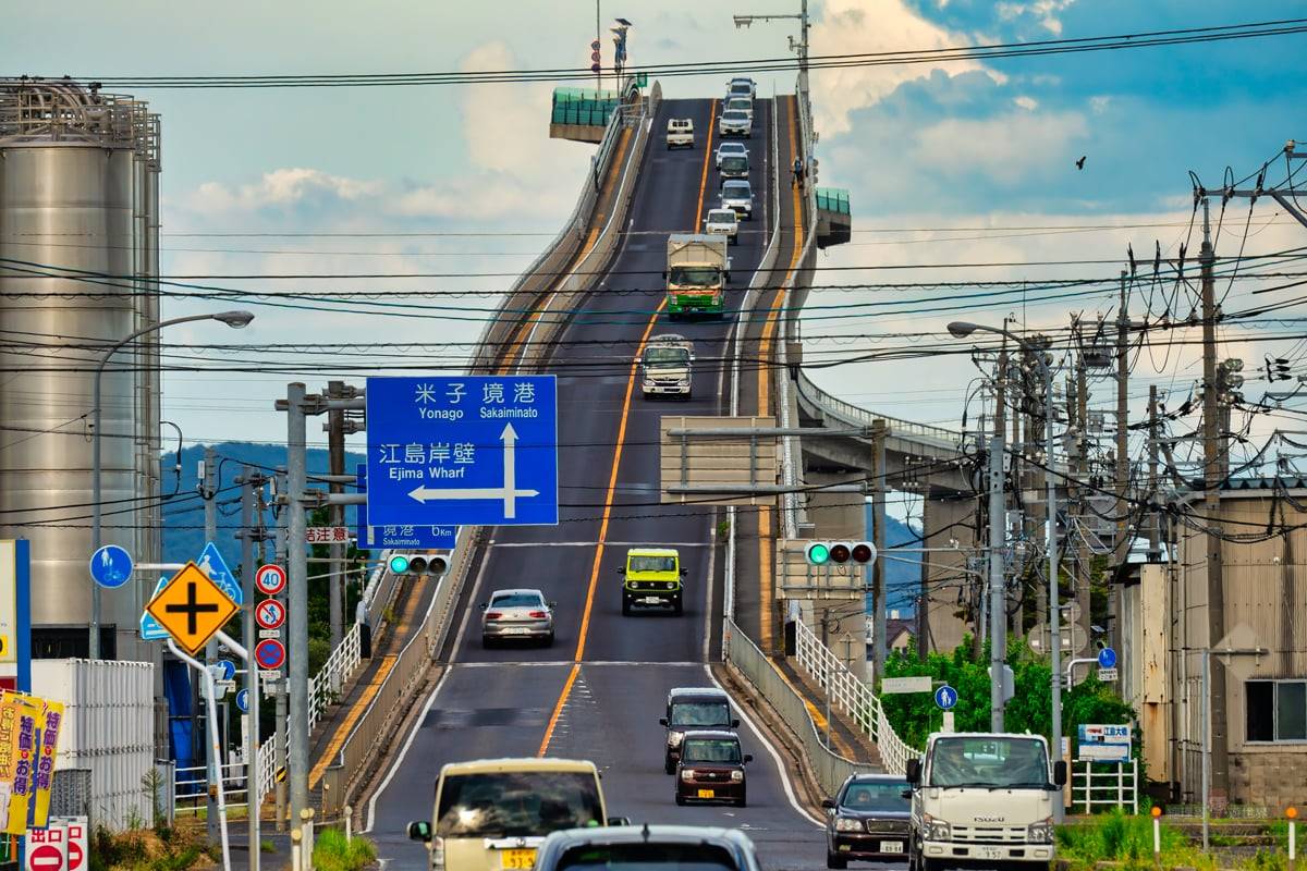 開車還是開玩笑？號稱「日本最陡」90度傾斜跨海橋，限定包裝伴手禮必入手