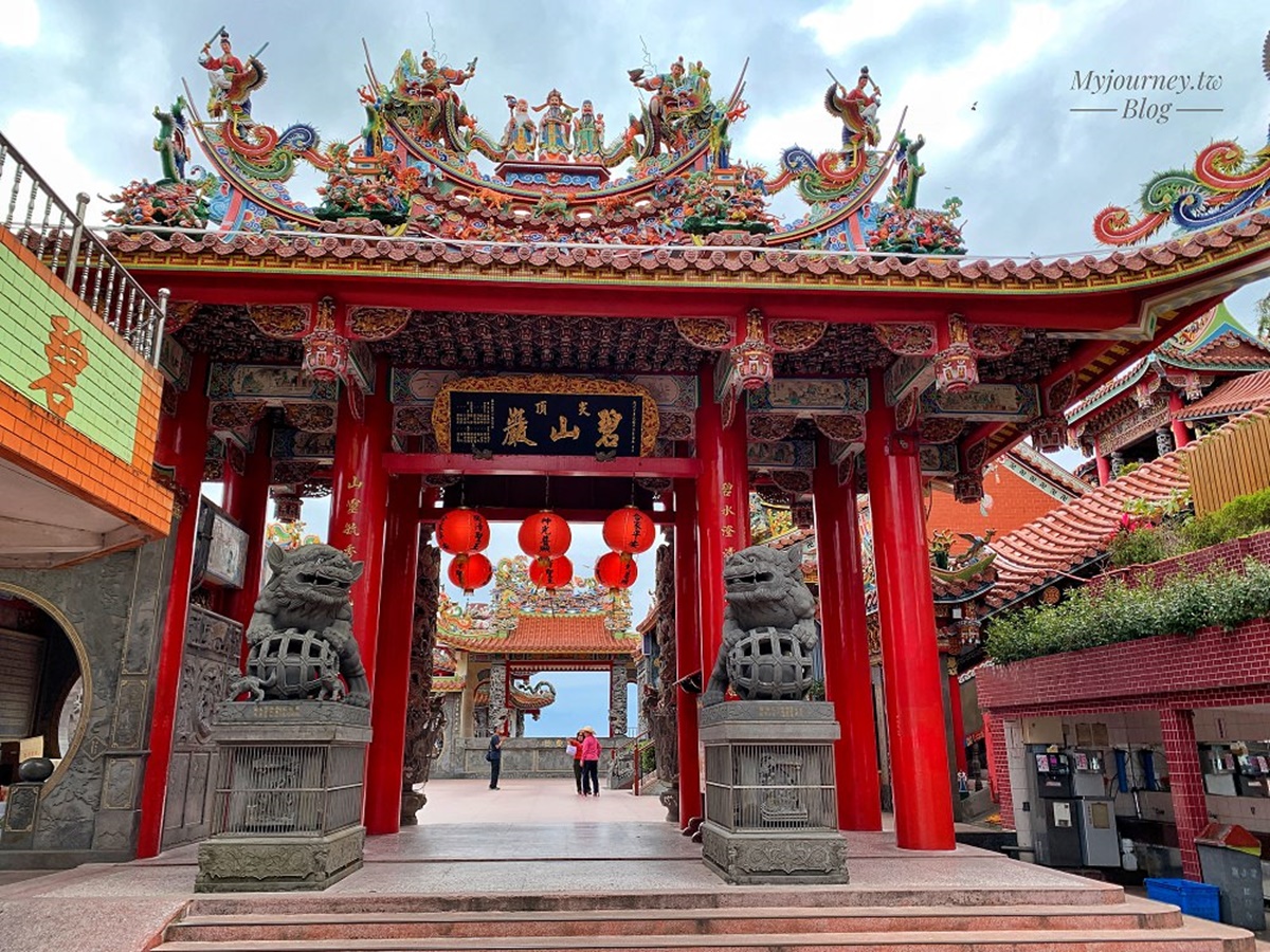 開在廟裡的隱藏版咖啡廳!隨喜價喝咖啡、賞內湖最強美景,再收絕美櫻花隧道 台北夜景5|內湖碧山巖:喝咖啡欣賞美景