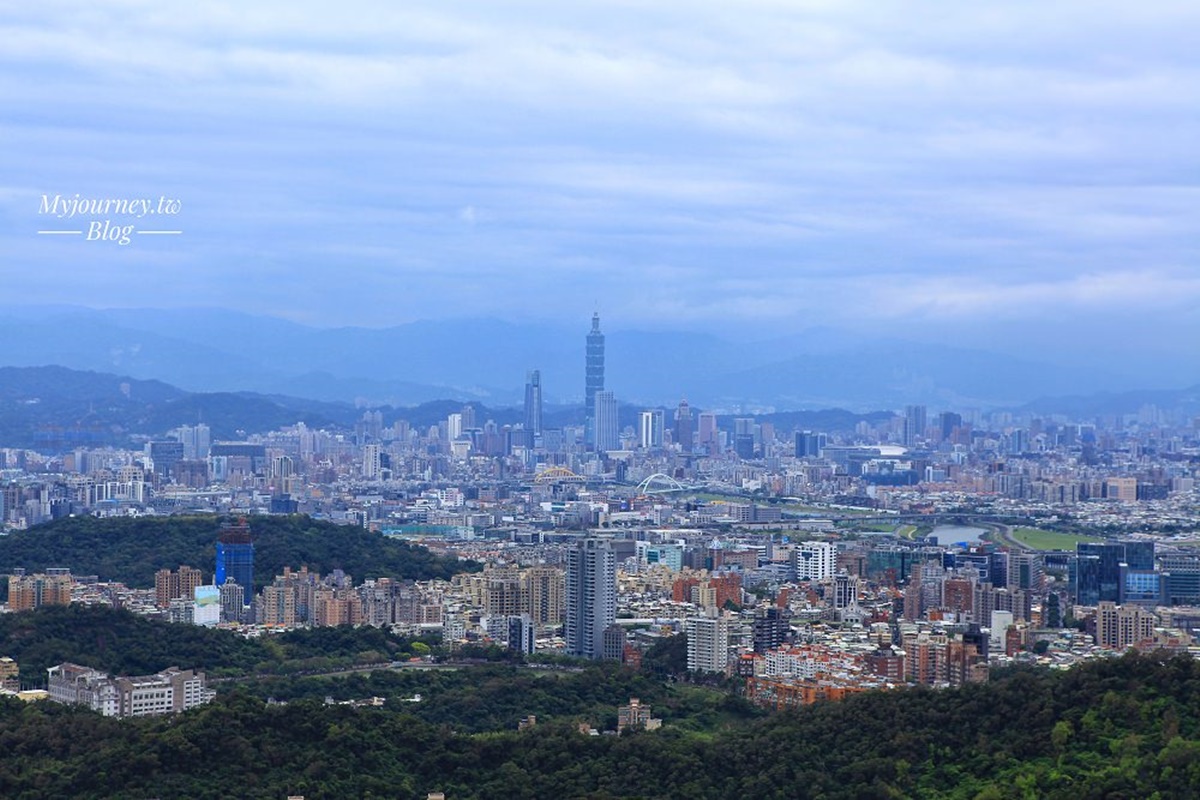 開在廟裡的隱藏版咖啡廳!隨喜價喝咖啡、賞內湖最強美景,再收絕美櫻花隧道 台北夜景5|內湖碧山巖:喝咖啡欣賞美景