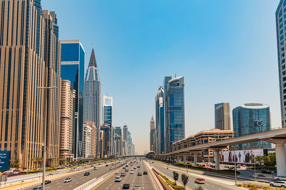 跟台灣一樣安全!中東「這城」手機放桌上不怕被偷,路邊等公車還有冷氣吹 跟台灣一樣安全!中東「這城」手機放桌上不怕被偷,路邊等公車還有冷氣吹