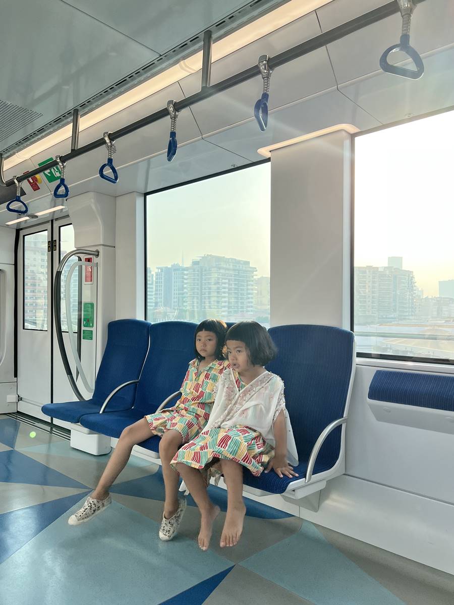 跟台灣一樣安全!中東「這城」手機放桌上不怕被偷,路邊等公車還有冷氣吹 跟台灣一樣安全!中東「這城」手機放桌上不怕被偷,路邊等公車還有冷氣吹