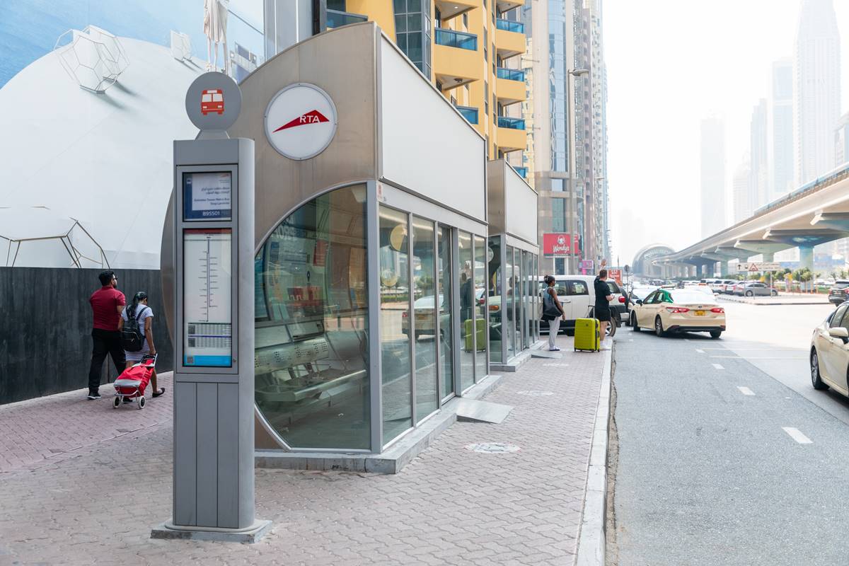 跟台灣一樣安全!中東「這城」手機放桌上不怕被偷,路邊等公車還有冷氣吹 跟台灣一樣安全!中東「這城」手機放桌上不怕被偷,路邊等公車還有冷氣吹