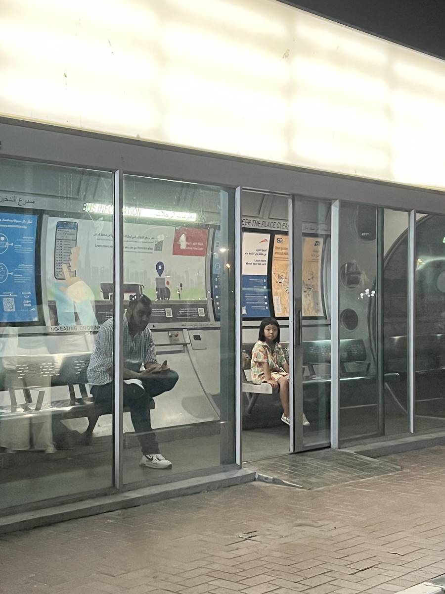 跟台灣一樣安全!中東「這城」手機放桌上不怕被偷,路邊等公車還有冷氣吹 跟台灣一樣安全!中東「這城」手機放桌上不怕被偷,路邊等公車還有冷氣吹