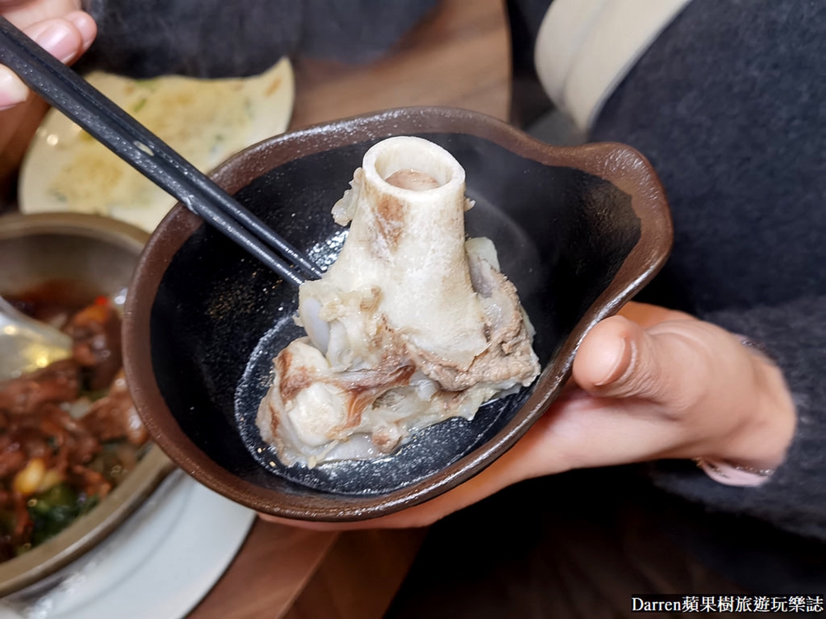 溫體羊肉鍋送肉塊、吸骨！必點白斬羊三層、羊腦煎蛋，沾全台唯一羊油辣椒醬