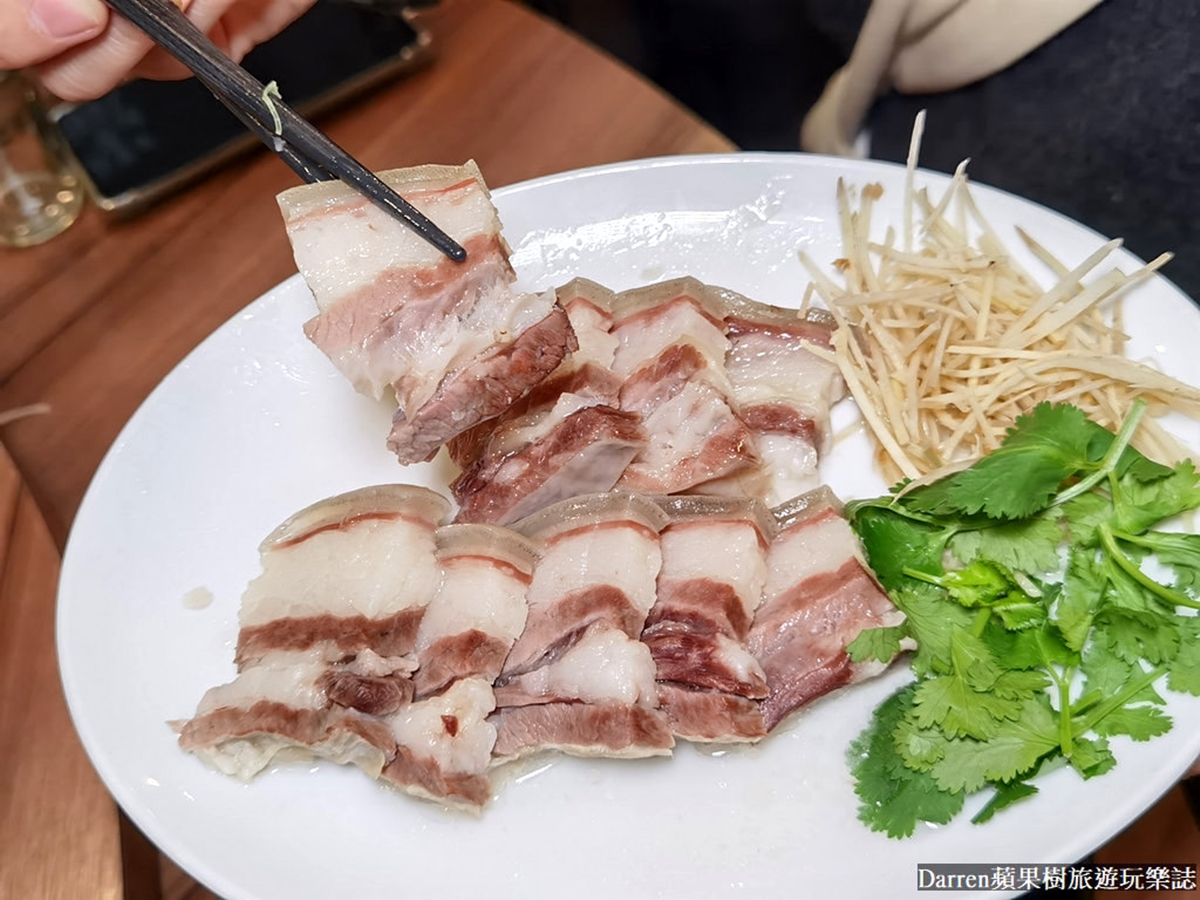 溫體羊肉鍋送肉塊、吸骨！必點白斬羊三層、羊腦煎蛋，沾全台唯一羊油辣椒醬