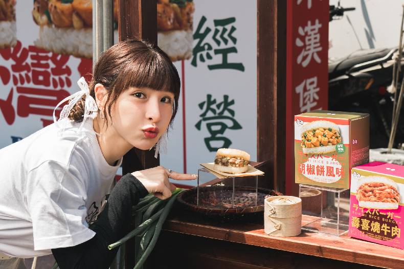 台灣味超狂！TOMMI湯米米漢堡 「胡椒餅風味」震撼登場！ 峮峮驚喜現身西門町快閃店擔任一日店長