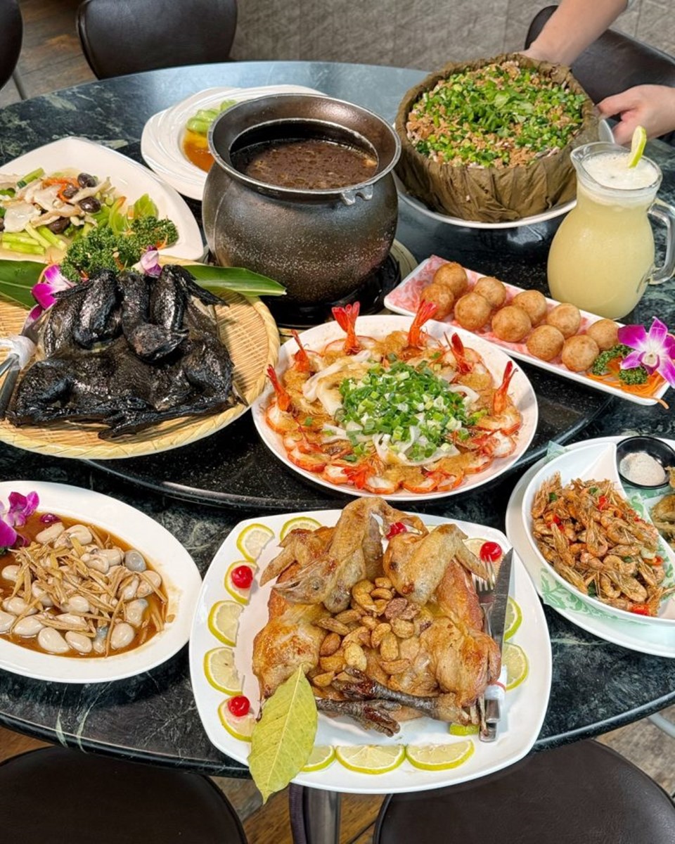 飄香高雄30年！IG爆紅「軌道送餐」土雞城，近30道雞肉料理任選、必點黃金烤雞